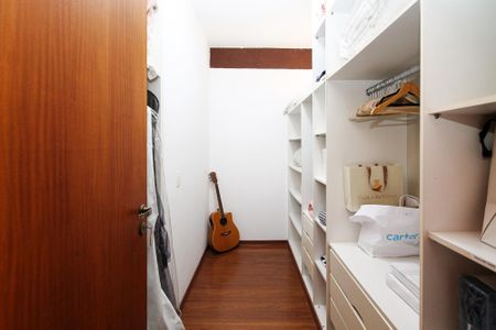 Casa de condomínio para alugar com 600m², 5 quartos e 4 vagas Casa de condomínio para alugar com 600m², 5 quartos e 4 vagasCloset Suíte 3