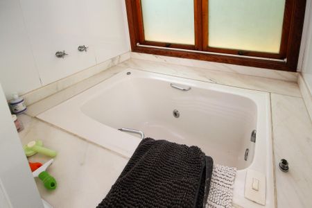 Casa de condomínio para alugar com 600m², 5 quartos e 4 vagas Casa de condomínio para alugar com 600m², 5 quartos e 4 vagasBanheiro Suíte 2