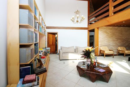 Casa de condomínio para alugar com 600m², 5 quartos e 4 vagas Casa de condomínio para alugar com 600m², 5 quartos e 4 vagasSala de Estar