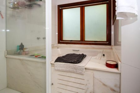 Casa de condomínio para alugar com 600m², 5 quartos e 4 vagas Casa de condomínio para alugar com 600m², 5 quartos e 4 vagasBanheiro Suíte 2