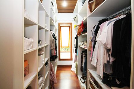 Casa de condomínio para alugar com 600m², 5 quartos e 4 vagas Casa de condomínio para alugar com 600m², 5 quartos e 4 vagasCloset 1 Suíte 2