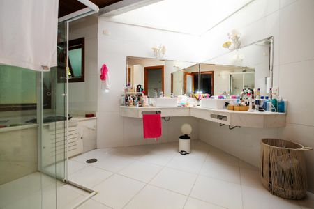 Casa de condomínio para alugar com 600m², 5 quartos e 4 vagas Casa de condomínio para alugar com 600m², 5 quartos e 4 vagasBanheiro Suíte 2