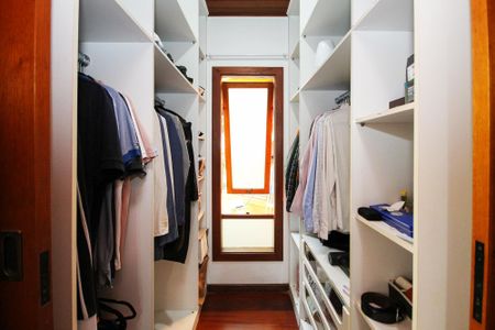 Casa de condomínio para alugar com 600m², 5 quartos e 4 vagas Casa de condomínio para alugar com 600m², 5 quartos e 4 vagasCloset 2 Suíte 2
