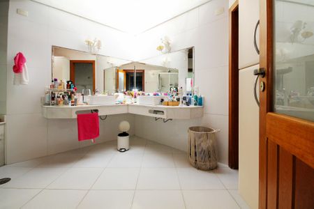 Casa de condomínio para alugar com 600m², 5 quartos e 4 vagas Casa de condomínio para alugar com 600m², 5 quartos e 4 vagasBanheiro Suíte 2