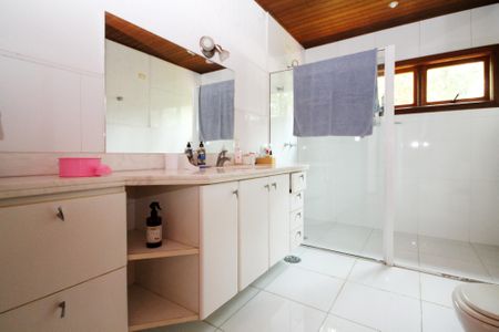 Casa de condomínio para alugar com 600m², 5 quartos e 4 vagas Casa de condomínio para alugar com 600m², 5 quartos e 4 vagasBanheiro Suíte 3