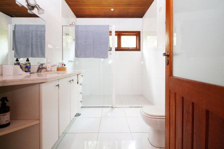 Casa de condomínio para alugar com 600m², 5 quartos e 4 vagas Casa de condomínio para alugar com 600m², 5 quartos e 4 vagasBanheiro Suíte 3