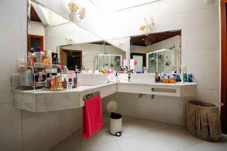 Casa de condomínio para alugar com 600m², 5 quartos e 4 vagas Casa de condomínio para alugar com 600m², 5 quartos e 4 vagasBanheiro Suíte 2