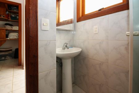 Casa de condomínio para alugar com 600m², 5 quartos e 4 vagas Casa de condomínio para alugar com 600m², 5 quartos e 4 vagasBanheiro Quarto de Serviço