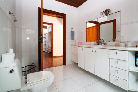 Casa de condomínio para alugar com 600m², 5 quartos e 4 vagas Casa de condomínio para alugar com 600m², 5 quartos e 4 vagasBanheiro Suíte 3