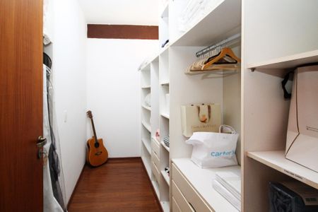 Casa de condomínio para alugar com 600m², 5 quartos e 4 vagas Casa de condomínio para alugar com 600m², 5 quartos e 4 vagasCloset Suíte 3