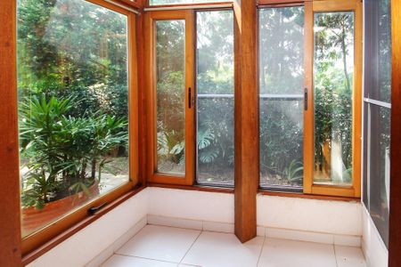 Casa de condomínio para alugar com 600m², 5 quartos e 4 vagas Casa de condomínio para alugar com 600m², 5 quartos e 4 vagasVaranda Suíte 2