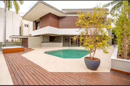 Casa de condomínio à venda com 600m², 4 quartos e 6 vagas Casa de condomínio à venda com 600m², 4 quartos e 6 vagasFoto 01