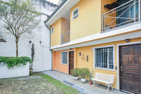 Casa à venda com 136m², 2 quartos e 2 vagas Casa à venda com 136m², 2 quartos e 2 vagasFachada