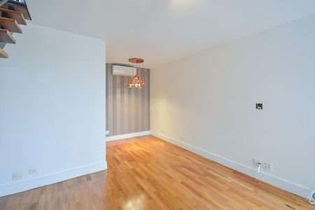 Casa à venda com 136m², 2 quartos e 2 vagas Casa à venda com 136m², 2 quartos e 2 vagasSala