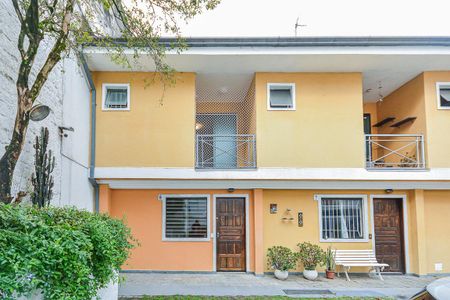 Casa à venda com 136m², 2 quartos e 2 vagas Casa à venda com 136m², 2 quartos e 2 vagasFachada