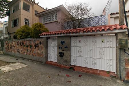Casa para alugar com 300m², 5 quartos e 4 vagas Casa para alugar com 300m², 5 quartos e 4 vagasFachada