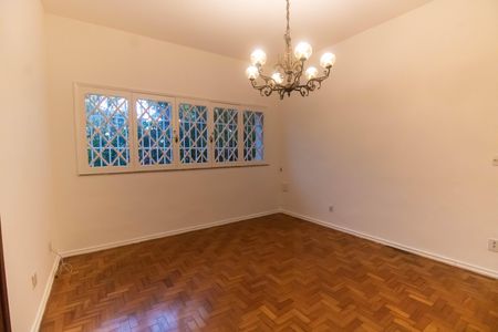 Casa para alugar com 300m², 5 quartos e 4 vagas Casa para alugar com 300m², 5 quartos e 4 vagasSala