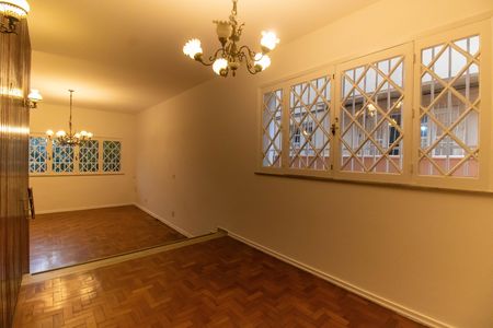 Casa para alugar com 300m², 5 quartos e 4 vagas Casa para alugar com 300m², 5 quartos e 4 vagasSala
