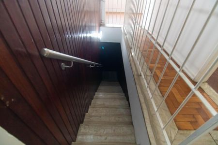 Casa para alugar com 300m², 5 quartos e 4 vagas Casa para alugar com 300m², 5 quartos e 4 vagasEscada