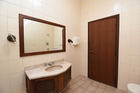 Casa à venda com 420m², 5 quartos e 4 vagasBanheiro 
