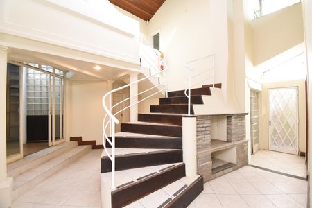 Casa à venda com 420m², 5 quartos e 4 vagasEscadas
