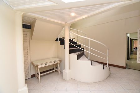 Casa à venda com 420m², 5 quartos e 4 vagasEscadas