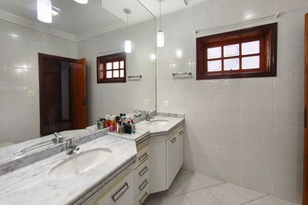 Casa de condomínio à venda com 247m², 3 quartos e 2 vagas Casa de condomínio à venda com 247m², 3 quartos e 2 vagasBanheiro Suíte
