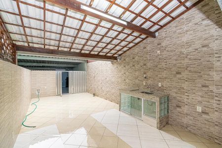 Casa à venda com 240m², 3 quartos e 3 vagas Casa à venda com 240m², 3 quartos e 3 vagasVaranda