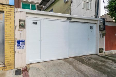 Casa à venda com 240m², 3 quartos e 3 vagas Casa à venda com 240m², 3 quartos e 3 vagasFachada