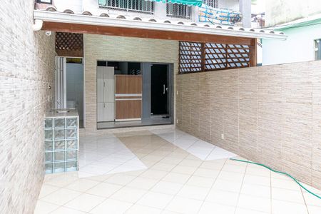 Casa à venda com 240m², 3 quartos e 3 vagas Casa à venda com 240m², 3 quartos e 3 vagasVaranda