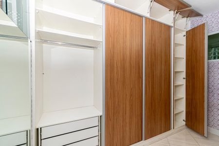 Casa à venda com 240m², 3 quartos e 3 vagas Casa à venda com 240m², 3 quartos e 3 vagasSuíte - Closet