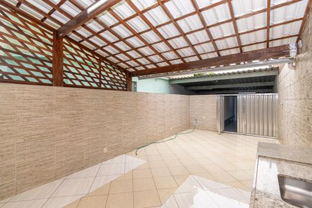Casa à venda com 240m², 3 quartos e 3 vagas Casa à venda com 240m², 3 quartos e 3 vagasVaranda