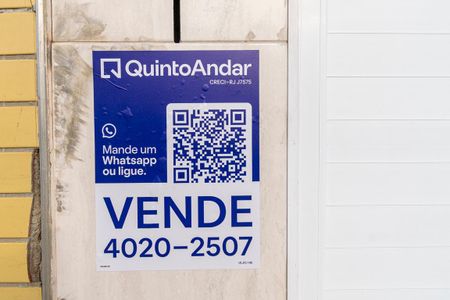 Casa à venda com 240m², 3 quartos e 3 vagas Casa à venda com 240m², 3 quartos e 3 vagasPlaca na fachada