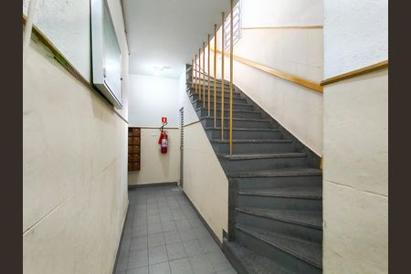 Apartamento para alugar com 74m², 2 quartos e sem vaga Apartamento para alugar com 74m², 2 quartos e sem vagaEscada