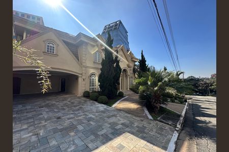 Casa de condomínio à venda com 675m², 4 quartos e 4 vagas Casa de condomínio à venda com 675m², 4 quartos e 4 vagasFachada