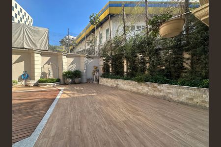 Casa de condomínio à venda com 675m², 4 quartos e 4 vagas Casa de condomínio à venda com 675m², 4 quartos e 4 vagasQuintal