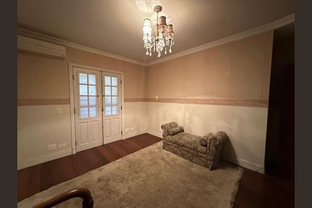 Casa de condomínio à venda com 675m², 4 quartos e 4 vagas Casa de condomínio à venda com 675m², 4 quartos e 4 vagasSala de TV