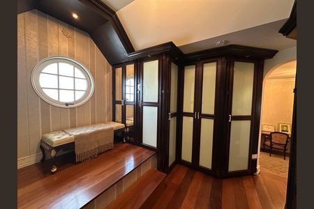 Casa de condomínio à venda com 675m², 4 quartos e 4 vagas Casa de condomínio à venda com 675m², 4 quartos e 4 vagasCloset da suíte 2