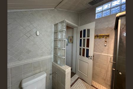 Casa de condomínio à venda com 675m², 4 quartos e 4 vagas Casa de condomínio à venda com 675m², 4 quartos e 4 vagasBanheiro 1