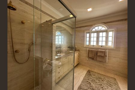 Casa de condomínio à venda com 675m², 4 quartos e 4 vagas Casa de condomínio à venda com 675m², 4 quartos e 4 vagasBanheiro da Suíte 1