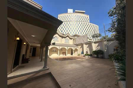 Casa de condomínio à venda com 675m², 4 quartos e 4 vagas Casa de condomínio à venda com 675m², 4 quartos e 4 vagasQuintal