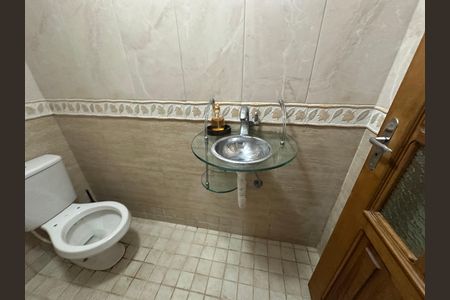 Casa de condomínio à venda com 675m², 4 quartos e 4 vagas Casa de condomínio à venda com 675m², 4 quartos e 4 vagasBanheiro 4