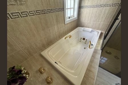 Casa de condomínio à venda com 675m², 4 quartos e 4 vagas Casa de condomínio à venda com 675m², 4 quartos e 4 vagasBanheiro da Suíte 2