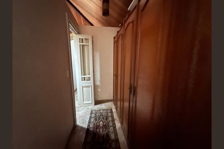 Casa de condomínio à venda com 675m², 4 quartos e 4 vagas Casa de condomínio à venda com 675m², 4 quartos e 4 vagasSótão