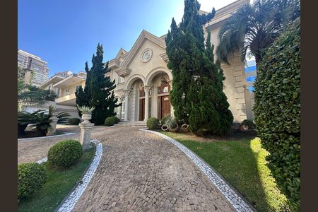 Casa de condomínio à venda com 675m², 4 quartos e 4 vagas Casa de condomínio à venda com 675m², 4 quartos e 4 vagasFachada