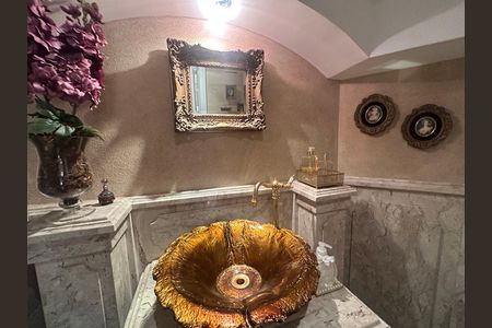 Casa de condomínio à venda com 675m², 4 quartos e 4 vagas Casa de condomínio à venda com 675m², 4 quartos e 4 vagasLavabo