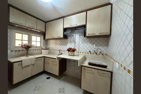 Casa de condomínio à venda com 675m², 4 quartos e 4 vagas Casa de condomínio à venda com 675m², 4 quartos e 4 vagasÁrea de Serviço