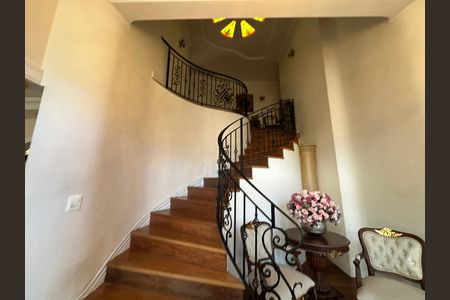 Casa de condomínio à venda com 675m², 4 quartos e 4 vagas Casa de condomínio à venda com 675m², 4 quartos e 4 vagasEscada