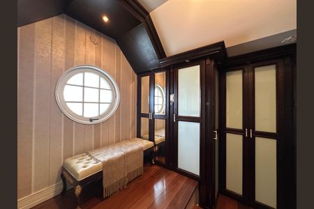 Casa de condomínio à venda com 675m², 4 quartos e 4 vagas Casa de condomínio à venda com 675m², 4 quartos e 4 vagasCloset da suíte 2