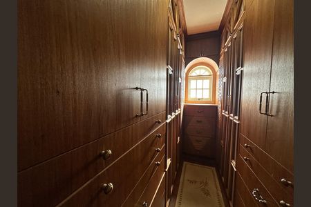 Casa de condomínio à venda com 675m², 4 quartos e 4 vagas Casa de condomínio à venda com 675m², 4 quartos e 4 vagasCloset da suíte 3